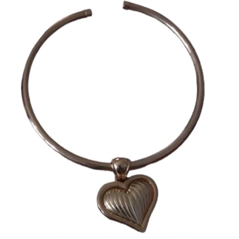 Floating puffed HEART gold tone flexible choker W/ reversible heart pendant